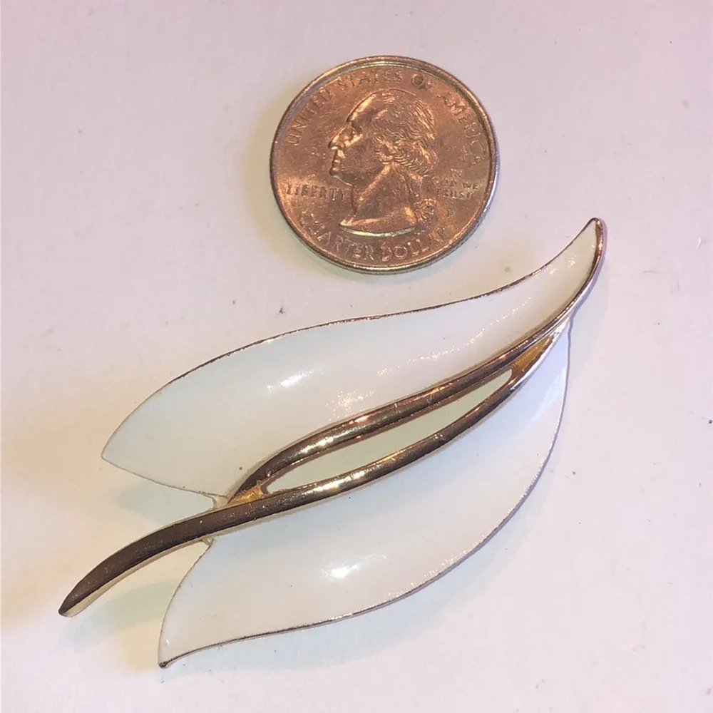 Vintage White Enamel Gold Tone Retro Brooch Shoulder Pin